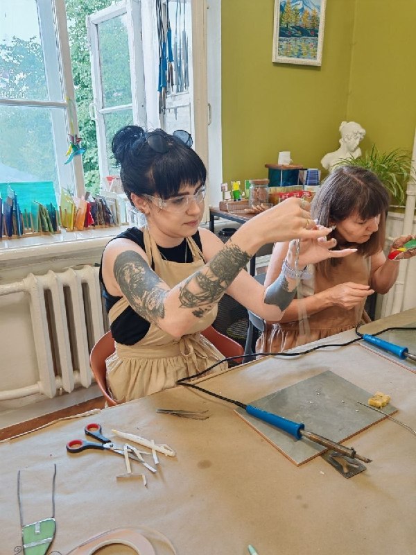 Фото с занятия GlassBaker: Мастер-класс  8+ «Гномики. Витраж  Тиффани»