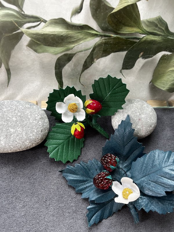 Фото с мастер-класса GlassBaker: Мастер-класс «Ягодная брошь из кожи и стекла»
