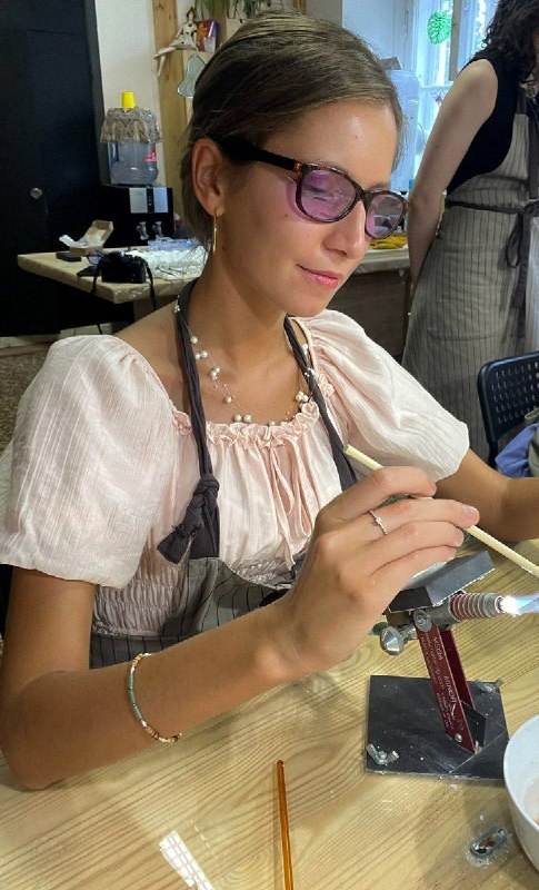 Мастер-класс после работы в Москве — кадр с занятия в мастерской GlassBaker