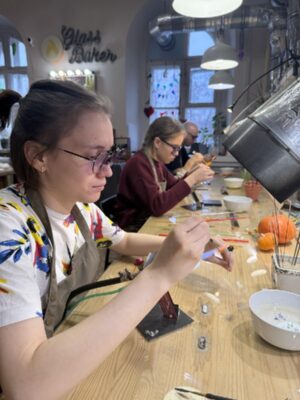 Мастер-класс для детей по стеклу Москва — GlassBaker, мастер-класс «Бусина-талисман 8+»
