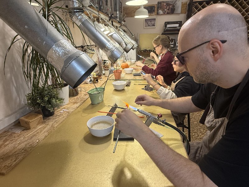 Мастер-класс для детей по стеклу Москва — кадр с занятия в мастерской GlassBaker