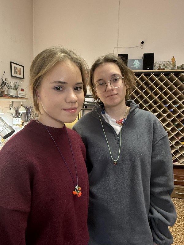 Мастер-класс для детей по стеклу Москва — кадр с занятия в мастерской GlassBaker