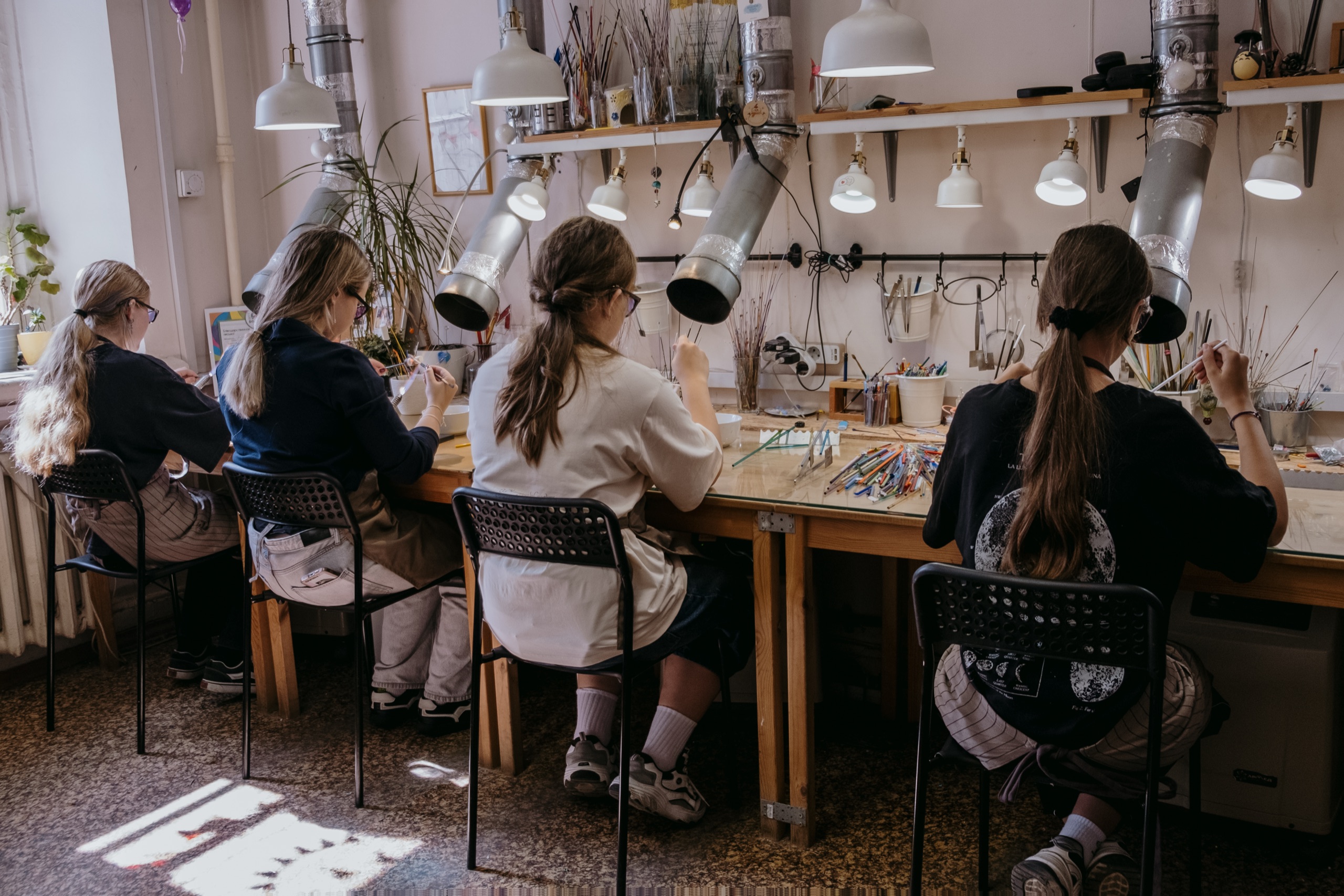 Участницы мастер-класса GlassBaker работают со стеклом у горелок