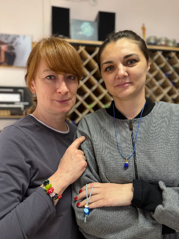 Две участницы показывают браслет, кулон и подвеску из бусин
