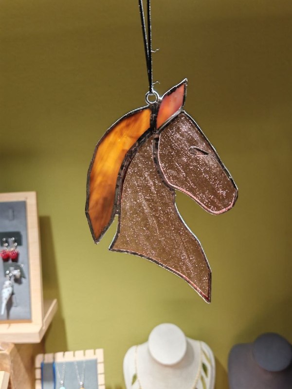 Витражная подвеска в форме головы лошади