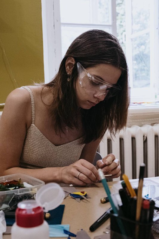 Участница в защитных очках собирает композицию «Я — Пикассо»