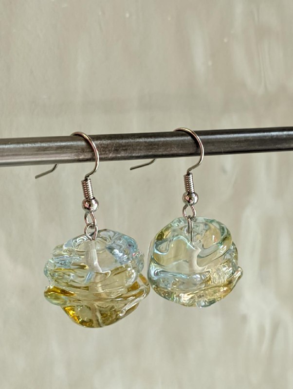 Серьги из прозрачных стеклянных бусин