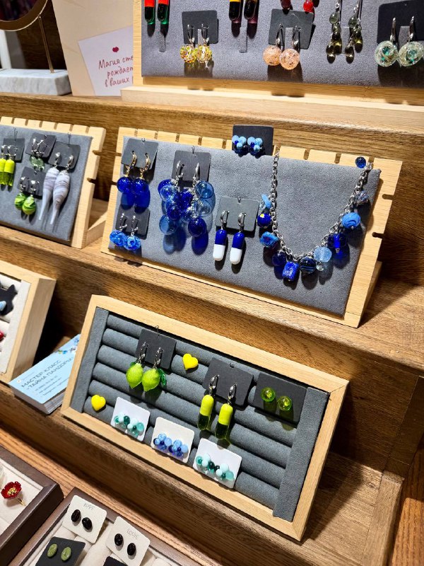 Синие и зелёные украшения GlassBaker на маркете Lambada в Lotte Plaza