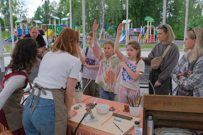 Участники поднимают руки у стола выездного лэмпворка