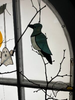 Витражный ворон и привидение в хэллоуинской оконной композиции